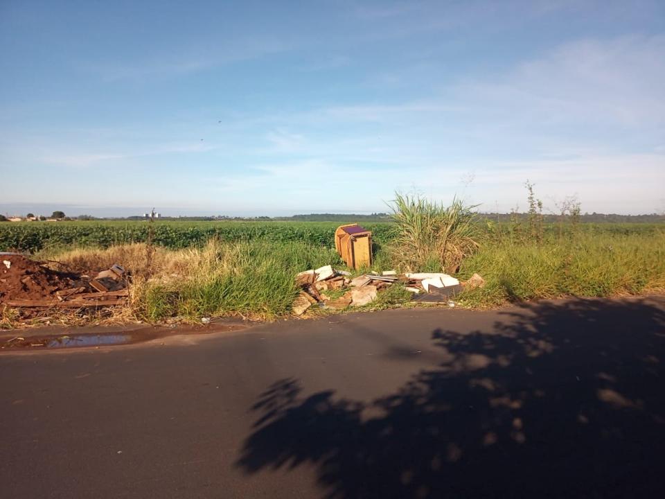 Foto 6 de 10 — Terrenos viram lixão a céu aberto no Valle Verde